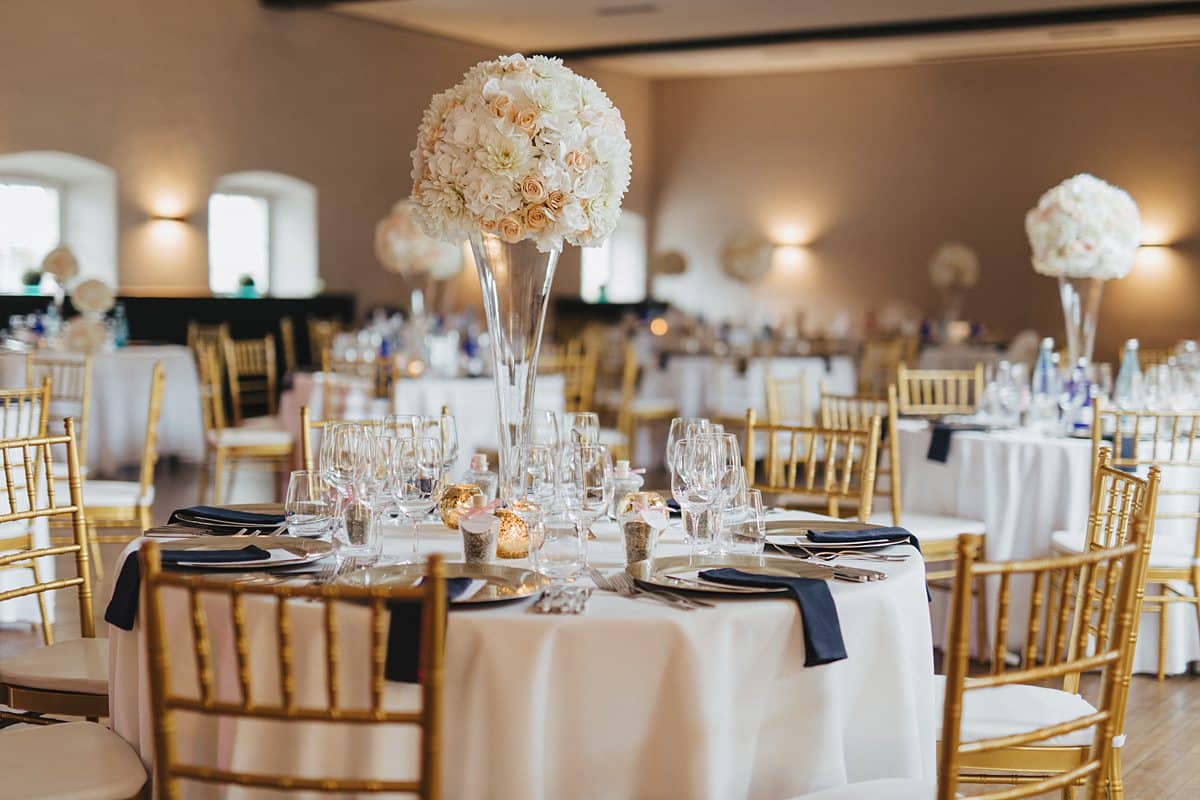 Gedeckter Tisch mit Blumen für die Hochzeit.