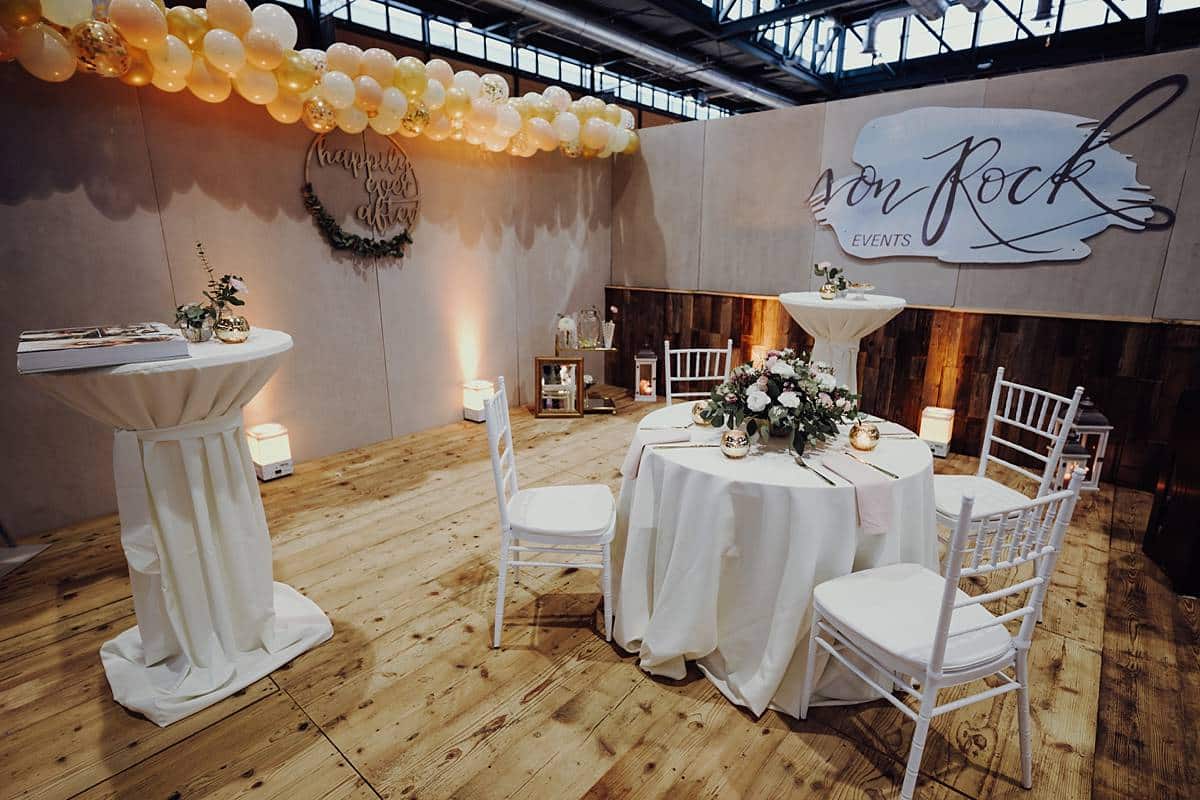 Hochzeitlich geschmückter Raum für eine Messe.